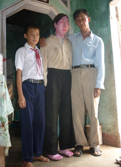 Ông sẵn sàng mang bức tượng có chứa hài cốt của vợ ra ngoài để chụp hình để chứng tỏ việc này hoàn toàn có thật Ông sẵn sàng mang bức tượng có chứa hài cốt của vợ ra ngoài để chụp hình để chứng tỏ việc này hoàn toàn có thật