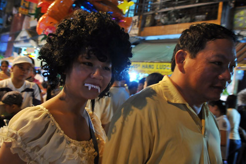 Tối 10/9, chợ đồ chơi Hàng Mã, Hàng Lược, Lương Văn Can, Hàng Đường... đông nghẹt người dạo chơi, tham quan, mua sắm. Trước đêm trung thu 2 ngày, dòng người chen lấn mua đồ chơi. Hai cô gái trẻ đứng giữa đoàn người qua lại ngắm nghía mình qua chiếc gương. Các cửa hàng bày hàng tràn lan ra đường làm thu hẹp không gian thưởng ngoạn của người chơi. Giải pháp cho bé ngồi trên vai là cách chống chen bẹp người của nhiều ông bố. Nạn bắn súng bong bóng xà phòng vào người đi đường vẫn tiếp diễn. Ôtô len vào nơi này cũng gặp khó khăn. Tài xế phải thò đầu ra nhờ mọi người tránh đường. Nhiều hàng bày bán lấn chiếm lòng lề đường khiến lực lượng bảo vệ phải liên tục làm việc. Và đội quân bán rong lại cầm ghế, bê hàng chạy sang chỗ khác. Những chiếc mặt nạ quái đản lại xuất hiện. Tối 10/9, chợ đồ chơi Hàng Mã, Hàng Lược, Lương Văn Can, Hàng Đường... đông nghẹt người dạo chơi, tham quan, mua sắm. Trước đêm trung thu 2 ngày, dòng người chen lấn mua đồ chơi. Hai cô gái trẻ đứng giữa đoàn người qua lại ngắm nghía mình qua chiếc gương. Các cửa hàng bày hàng tràn lan ra đường làm thu hẹp không gian thưởng ngoạn của người chơi. Giải pháp cho bé ngồi trên vai là cách chống chen bẹp người của nhiều ông bố. Nạn bắn súng bong bóng xà phòng vào người đi đường vẫn tiếp diễn. Ôtô len vào nơi này cũng gặp khó khăn. Tài xế phải thò đầu ra nhờ mọi người tránh đường. Nhiều hàng bày bán lấn chiếm lòng lề đường khiến lực lượng bảo vệ phải liên tục làm việc. Và đội quân bán rong lại cầm ghế, bê hàng chạy sang chỗ khác. Những chiếc mặt nạ quái đản lại xuất hiện.