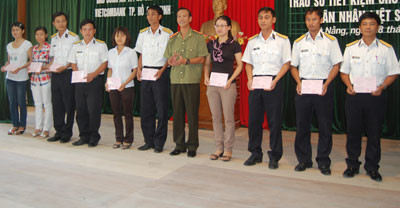 Trao sổ tiết kiệm cho thân nhân liệt sĩ Trường Sa ảnh 1 Trao sổ tiết kiệm cho thân nhân liệt sĩ Trường Sa ảnh 1