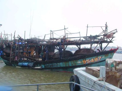 Tàu câu mực QNg 95 487 TS đã được lai dắt vào cảng Sa Kỳ Tàu câu mực QNg 95 487 TS đã được lai dắt vào cảng Sa Kỳ