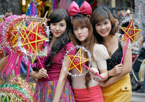 Chiều 10/9, các cô gái xinh đẹp có cuộc hội ngộ tại phố cổ. Và cùng nhau tạo dáng. Lựa chọn những món đồ Trung thu ngộ nghĩnh. Hà Thanh Tâm (trái) và Ngô Tuyết Mai, những khuôn mặt ấn tượng trong cuộc thi gương mặt sinh viên toàn quốc năm 2011. Cùng lựa chọn những món đồ, trang điểm, hóa trang cho đêm hội trăng rằm sắp tới. Á khôi ĐH Luật Ngô Thị Tuyết Mai lựa chọn những chiếc đèn ông sao. Võ Thị Thu Hoài, gương mặt sinh viên ấn tượng nhất năm 2010, giải phong cách Miss PNJ, Top 4 diễn viên trẻ giải "cầu vồng"... Võ Thị Mỹ Hằng giải nhất cuộc thi gương mặt sinh viên Việt Nam 2010 cũng tạo dáng và hòa nhập với không khí Trung thu phố cổ. Những giây phút đùa nghịch hồn nhiên với chiếc mặt lạ. Những đồ chơi truyền thống như trống, mặt lạ hình con thỏ, gấu dễ thương được các nữ sinh lựa chọn. Trung thu không thể thiếu được những chiếc đèn ông sao mang đậm tính truyền thống của dân tộc. Chiều 10/9, các cô gái xinh đẹp có cuộc hội ngộ tại phố cổ. Và cùng nhau tạo dáng. Lựa chọn những món đồ Trung thu ngộ nghĩnh. Hà Thanh Tâm (trái) và Ngô Tuyết Mai, những khuôn mặt ấn tượng trong cuộc thi gương mặt sinh viên toàn quốc năm 2011. Cùng lựa chọn những món đồ, trang điểm, hóa trang cho đêm hội trăng rằm sắp tới. Á khôi ĐH Luật Ngô Thị Tuyết Mai lựa chọn những chiếc đèn ông sao. Võ Thị Thu Hoài, gương mặt sinh viên ấn tượng nhất năm 2010, giải phong cách Miss PNJ, Top 4 diễn viên trẻ giải "cầu vồng"... Võ Thị Mỹ Hằng giải nhất cuộc thi gương mặt sinh viên Việt Nam 2010 cũng tạo dáng và hòa nhập với không khí Trung thu phố cổ. Những giây phút đùa nghịch hồn nhiên với chiếc mặt lạ. Những đồ chơi truyền thống như trống, mặt lạ hình con thỏ, gấu dễ thương được các nữ sinh lựa chọn. Trung thu không thể thiếu được những chiếc đèn ông sao mang đậm tính truyền thống của dân tộc.