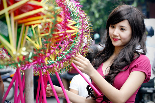 Chiều 10/9, các cô gái xinh đẹp có cuộc hội ngộ tại phố cổ. Và cùng nhau tạo dáng. Lựa chọn những món đồ Trung thu ngộ nghĩnh. Hà Thanh Tâm (trái) và Ngô Tuyết Mai, những khuôn mặt ấn tượng trong cuộc thi gương mặt sinh viên toàn quốc năm 2011. Cùng lựa chọn những món đồ, trang điểm, hóa trang cho đêm hội trăng rằm sắp tới. Á khôi ĐH Luật Ngô Thị Tuyết Mai lựa chọn những chiếc đèn ông sao. Võ Thị Thu Hoài, gương mặt sinh viên ấn tượng nhất năm 2010, giải phong cách Miss PNJ, Top 4 diễn viên trẻ giải "cầu vồng"... Võ Thị Mỹ Hằng giải nhất cuộc thi gương mặt sinh viên Việt Nam 2010 cũng tạo dáng và hòa nhập với không khí Trung thu phố cổ. Những giây phút đùa nghịch hồn nhiên với chiếc mặt lạ. Những đồ chơi truyền thống như trống, mặt lạ hình con thỏ, gấu dễ thương được các nữ sinh lựa chọn. Trung thu không thể thiếu được những chiếc đèn ông sao mang đậm tính truyền thống của dân tộc. Chiều 10/9, các cô gái xinh đẹp có cuộc hội ngộ tại phố cổ. Và cùng nhau tạo dáng. Lựa chọn những món đồ Trung thu ngộ nghĩnh. Hà Thanh Tâm (trái) và Ngô Tuyết Mai, những khuôn mặt ấn tượng trong cuộc thi gương mặt sinh viên toàn quốc năm 2011. Cùng lựa chọn những món đồ, trang điểm, hóa trang cho đêm hội trăng rằm sắp tới. Á khôi ĐH Luật Ngô Thị Tuyết Mai lựa chọn những chiếc đèn ông sao. Võ Thị Thu Hoài, gương mặt sinh viên ấn tượng nhất năm 2010, giải phong cách Miss PNJ, Top 4 diễn viên trẻ giải "cầu vồng"... Võ Thị Mỹ Hằng giải nhất cuộc thi gương mặt sinh viên Việt Nam 2010 cũng tạo dáng và hòa nhập với không khí Trung thu phố cổ. Những giây phút đùa nghịch hồn nhiên với chiếc mặt lạ. Những đồ chơi truyền thống như trống, mặt lạ hình con thỏ, gấu dễ thương được các nữ sinh lựa chọn. Trung thu không thể thiếu được những chiếc đèn ông sao mang đậm tính truyền thống của dân tộc.