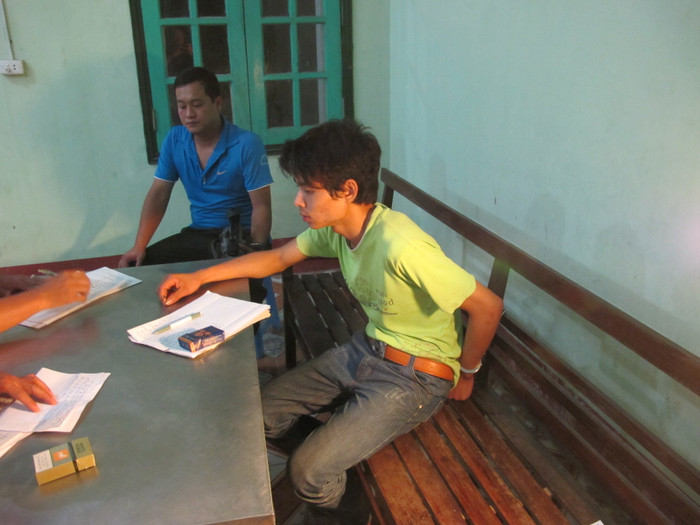 Lê Văn Luyện viết lời khai tại Đồn biên phòng Na Hình Lê Văn Luyện viết lời khai tại Đồn biên phòng Na Hình