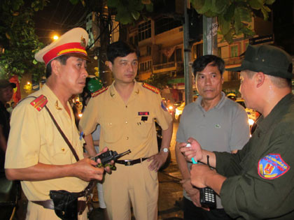 Lãnh đạo CA TP kiểm tra tại chốt Lê Duẩn - Khâm Thiên Lãnh đạo CA TP kiểm tra tại chốt Lê Duẩn - Khâm Thiên