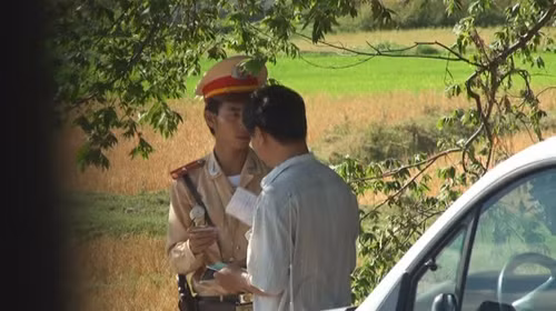 Viên CSGT đi xe tuần tra 73B-1627 chốt chặn tại km630 Bố Trạch, Quảng Bình chặn xe 79D11... vi phạm tốc độ, lấn tuyến rồi ra giá 400.000 đồng sẽ bỏ qua lỗi vi phạm (ảnh chụp lúc 15g40 ngày 25-7) - Ảnh: H.K. Viên CSGT đi xe tuần tra 73B-1627 chốt chặn tại km630 Bố Trạch, Quảng Bình chặn xe 79D11... vi phạm tốc độ, lấn tuyến rồi ra giá 400.000 đồng sẽ bỏ qua lỗi vi phạm (ảnh chụp lúc 15g40 ngày 25-7) - Ảnh: H.K.