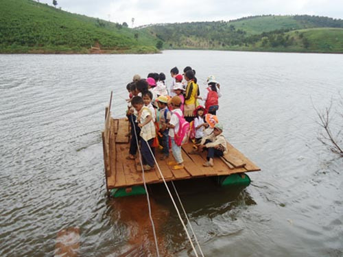 Hàng trăm học sinh “cưỡi” bè đi học ảnh 1 Hàng trăm học sinh “cưỡi” bè đi học ảnh 1