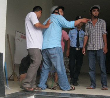 Tên trộm bị hiệp sĩ Minh Tiến khống chế Tên trộm bị hiệp sĩ Minh Tiến khống chế