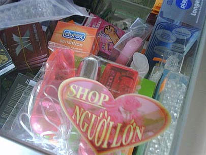Hàng sextoy được bày bán công khai tại nhiều nơi (Ảnh: VNN)