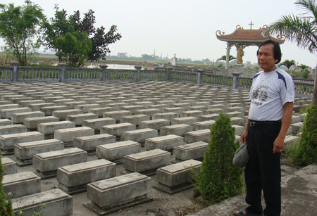 Ông Lâm Văn Tuyến bên nghĩa trang mồ côi.