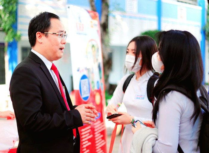 Thạc sĩ Phạm Doãn Nguyên tư vấn hướng nghiệp cho học sinh. Ảnh: NVCC Thạc sĩ Phạm Doãn Nguyên tư vấn hướng nghiệp cho học sinh. Ảnh: NVCC