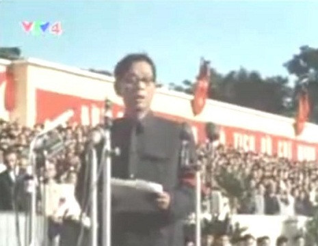 Bí thư thứ nhất Lê Duẩn đọc điếu văn. Bí thư thứ nhất Lê Duẩn đọc điếu văn.