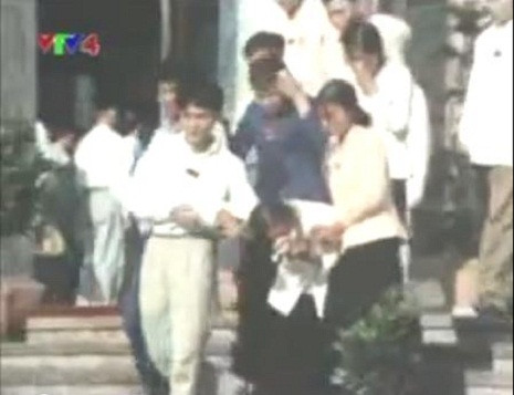 Đoàn người vào viếng Bác. Đoàn người vào viếng Bác.