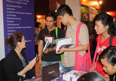 Chính phủ Anh siết chặt chế độ Visa cho sinh viên nước ngoài ảnh 2