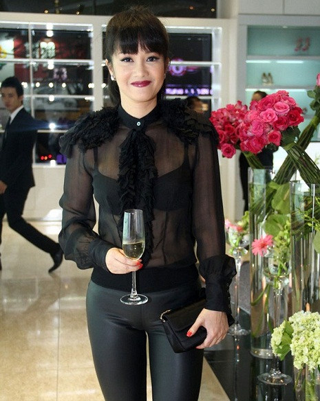 Hồng Nhung sexy trong bộ trang phục xuyên thấu không hợp tuổi. Hồng Nhung sexy trong bộ trang phục xuyên thấu không hợp tuổi.