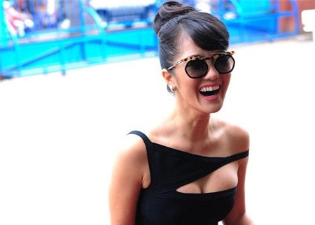 Khoảng giữa tháng 4 năm 2013, Hồng Nhung xuất hiện với chiếc váy có những đường cắt táo bạo để đi chấm thi The Voice. Tuy nhiên, cũng giống lần "gợi cảm" trước, chiếc váy này không được đánh giá cao. Khoảng giữa tháng 4 năm 2013, Hồng Nhung xuất hiện với chiếc váy có những đường cắt táo bạo để đi chấm thi The Voice. Tuy nhiên, cũng giống lần "gợi cảm" trước, chiếc váy này không được đánh giá cao.