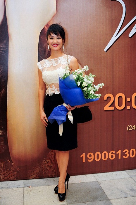 Tối 20/10/2013, tại đêm nhạc "Mùa thu của Phương" của nữ ca sĩ Thu Phương sau 10 năm vắng bóng, Hồng Nhung khá sexy với chiếc áo ren trắng, cô mang hoa đến chúc mừng Thu Phương. Tối 20/10/2013, tại đêm nhạc "Mùa thu của Phương" của nữ ca sĩ Thu Phương sau 10 năm vắng bóng, Hồng Nhung khá sexy với chiếc áo ren trắng, cô mang hoa đến chúc mừng Thu Phương.