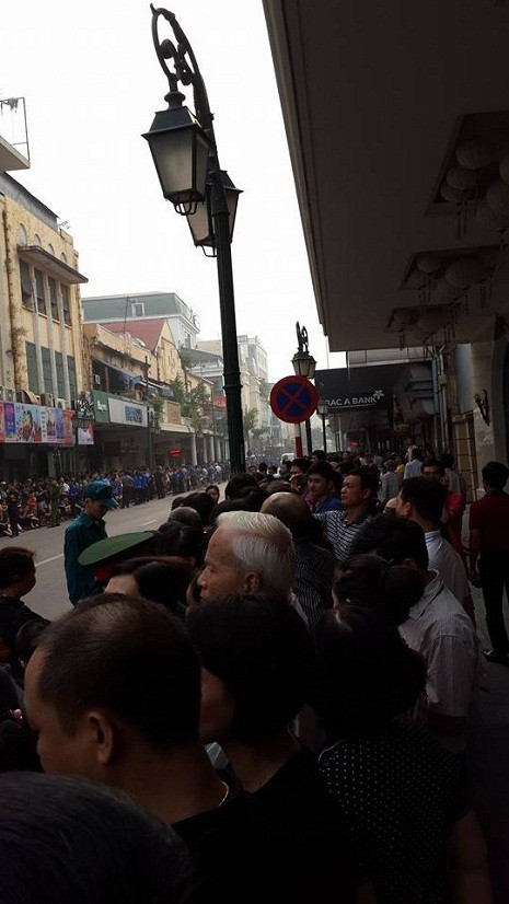 Người dân tiễn đưa Bác trật cứng con phố Tràng Tiền.