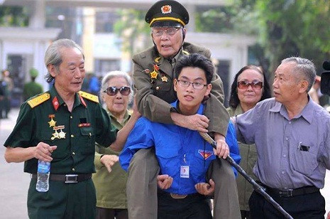 Một hình ảnh xúc động trong ngày Quốc tang.