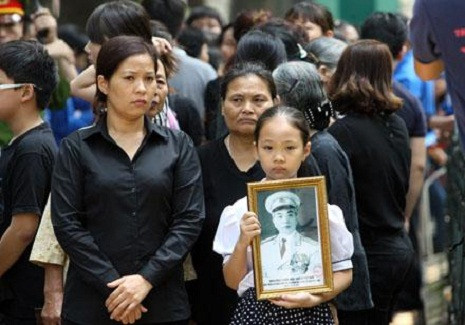 Những bức chân dung của Đại tướng được lớp con cháu mang theo trên đường viếng Đại tướng.