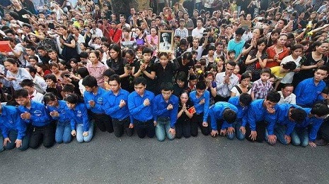 Nhân dân cúi đầu chào Bác lần cuối.