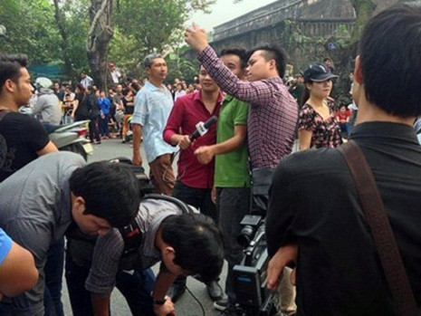 Hình ảnh ba thanh niên đứng cùng ê-kíp được cho là nhân viên nhà đài VTV hồn nhiên giơ điện thoại chụp ảnh trong ngày Quốc tang Đại tướng Võ Nguyên Giáp Hình ảnh ba thanh niên đứng cùng ê-kíp được cho là nhân viên nhà đài VTV hồn nhiên giơ điện thoại chụp ảnh trong ngày Quốc tang Đại tướng Võ Nguyên Giáp