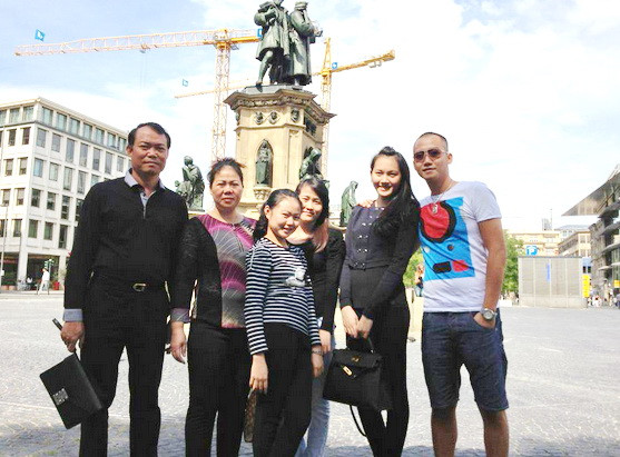 Gia đình ông Đỗ Văn Bình đi du lịch châu Âu cùng con dâu Phạm Ngọc Thạch. Gia đình ông Đỗ Văn Bình đi du lịch châu Âu cùng con dâu Phạm Ngọc Thạch.