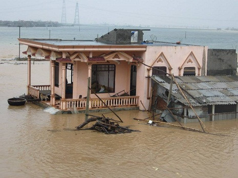 Nhà dân tan tác vì mưa lũ. Nhà dân tan tác vì mưa lũ.