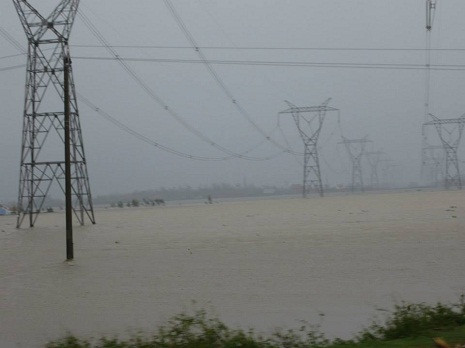 Nước ngập trắng trời kèm theo mưa to kiến mực nước ngày một lên cao. Nước ngập trắng trời kèm theo mưa to kiến mực nước ngày một lên cao.