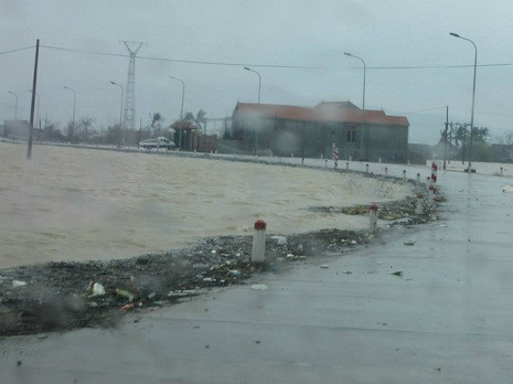 Nước lũ sắp tràn qua quốc lộ 12A. Nước lũ sắp tràn qua quốc lộ 12A.