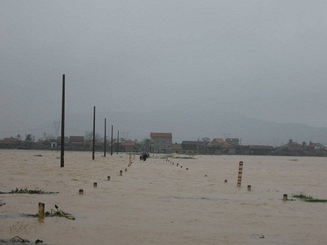 Đường qua vùng Nam Quảng Trạch ngập lũ. Đường qua vùng Nam Quảng Trạch ngập lũ.