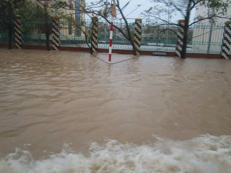 Đường phố ngập chìm trong biển nước. Đường phố ngập chìm trong biển nước.