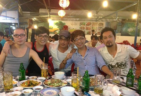 Long Nhật đi ăn cùng Lý Anh Minh hồi đầu tháng 10 vừa qua. Long Nhật đi ăn cùng Lý Anh Minh hồi đầu tháng 10 vừa qua.