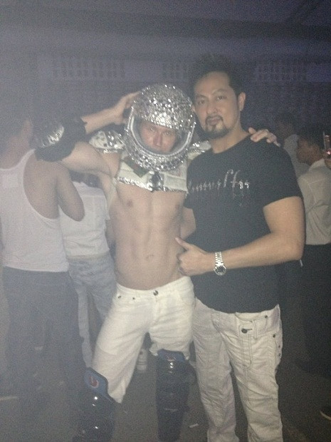 Lý Anh Minh chia sẻ hình ảnh trong một bữa tiệc dành cho những người đồng tính. Lý Anh Minh chia sẻ hình ảnh trong một bữa tiệc dành cho những người đồng tính.