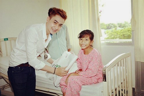 Tùng Lâm trong một chuyến đi từ thiện.