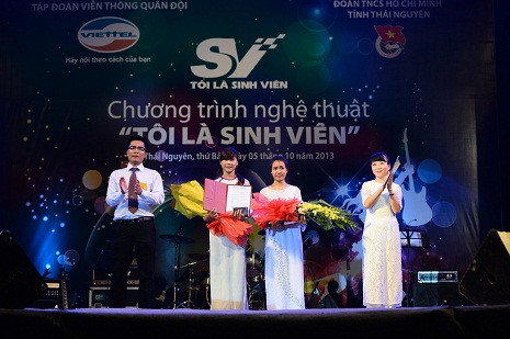 Ngay đầu buổi lễ, Viettel Telecom công bố quyết định tuyển thẳng 2 sinh viên chưa tốt nghiệp nhưng đang học tập có thành tích tốt vào làm việc tại Viettel. Hai sinh viên này là: Nguyễn Thị Hà, lớp K7 Quản trị kinh doanh tổng hợp B, Đại học Kinh tế và quản trị kinh doanh Thái Nguyên; Bùi Thị Dịu, lớp Tin học Kế toán K9A, Đại học Công nghệ Thông tin và truyền thông Thái Nguyên. Ngay đầu buổi lễ, Viettel Telecom công bố quyết định tuyển thẳng 2 sinh viên chưa tốt nghiệp nhưng đang học tập có thành tích tốt vào làm việc tại Viettel. Hai sinh viên này là: Nguyễn Thị Hà, lớp K7 Quản trị kinh doanh tổng hợp B, Đại học Kinh tế và quản trị kinh doanh Thái Nguyên; Bùi Thị Dịu, lớp Tin học Kế toán K9A, Đại học Công nghệ Thông tin và truyền thông Thái Nguyên.