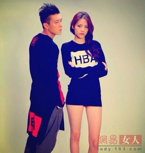 Trần Quán Hy và bạn gái chụp ảnh quảng cáo. Trần Quán Hy và bạn gái chụp ảnh quảng cáo.