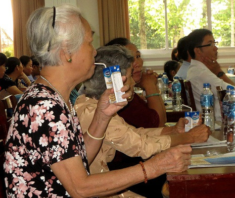 Người tiêu dùng sử dụng sản phẩm Vinamilk tại Hội thảo.