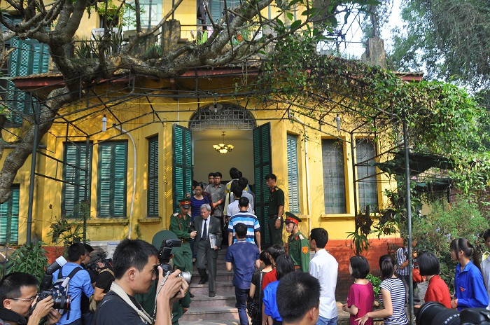 Dòng người vào viếng Đại tướng tại nhà riêng. Dòng người vào viếng Đại tướng tại nhà riêng.