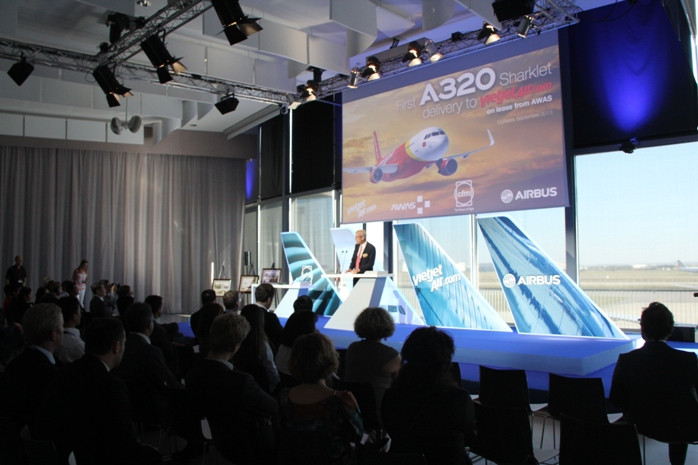 Buổi bàn giao tại nhà máy của Tập đoàn sản xuất máy bay Airbus tại Toulouse (Cộng hòa Pháp). Buổi bàn giao tại nhà máy của Tập đoàn sản xuất máy bay Airbus tại Toulouse (Cộng hòa Pháp).