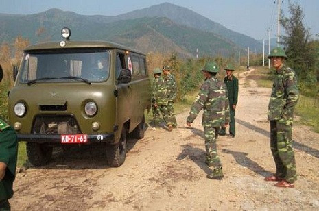 Chiến sĩ công binh Quân khu 4 và Bộ Quốc phòng làm công tác rà phá mìn nơi an táng Đại tướng.