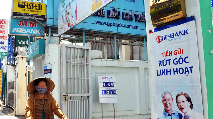 Cả ba ngân hàng Vietcombank, ABBank và GPBank nằm liền kề nhau (ảnh chụp trên đường Nguyễn Văn Trỗi, quận Phú Nhuận, TP.HCM) - Ảnh: Thanh Đạm Cả ba ngân hàng Vietcombank, ABBank và GPBank nằm liền kề nhau (ảnh chụp trên đường Nguyễn Văn Trỗi, quận Phú Nhuận, TP.HCM) - Ảnh: Thanh Đạm