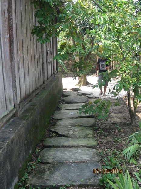 ... lối nhỏ vẫn còn nguyên vẹn. ... lối nhỏ vẫn còn nguyên vẹn.