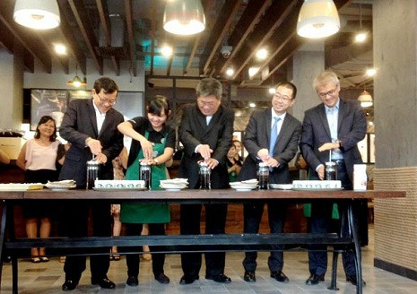 Ban lãnh đạo Khách sạn Rex cùng đại diện Cà phê Starbucks thực hiện công đoạn pha chế những lý cà phê đầu tiên. Ban lãnh đạo Khách sạn Rex cùng đại diện Cà phê Starbucks thực hiện công đoạn pha chế những lý cà phê đầu tiên.