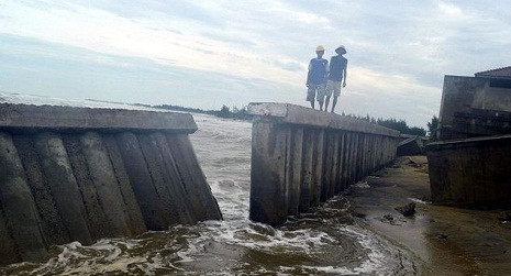 Người dân lo lắng đổ ra xem chừng bờ kè bị vỡ - Ảnh: Thanh Ba