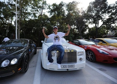 Đỗ Bình Dương cùng dàn siêu xe của mình. Đỗ Bình Dương cùng dàn siêu xe của mình.