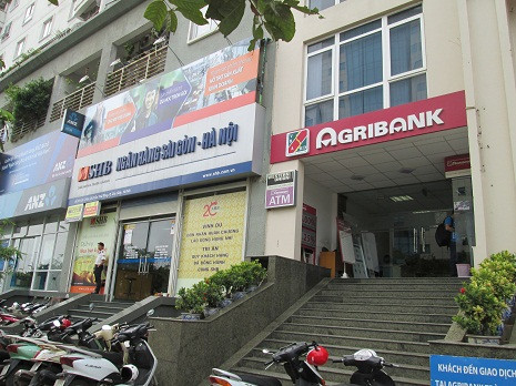 ... Ngân hàng Agribank, SHB liền kề nhau.
