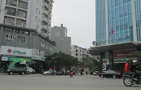 Ngân hàng VP Bank đối diện với ngân hàng Agribank.