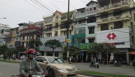 Chỉ cách vài nhà là xuất hiện một ngân hàng.