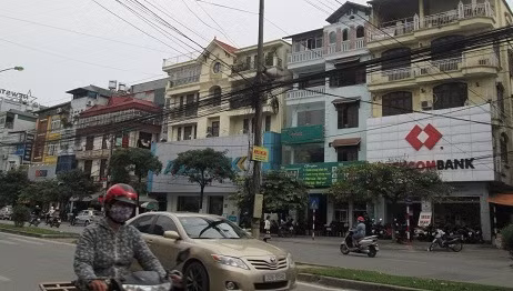 Chỉ cách vài nhà là xuất hiện một ngân hàng.