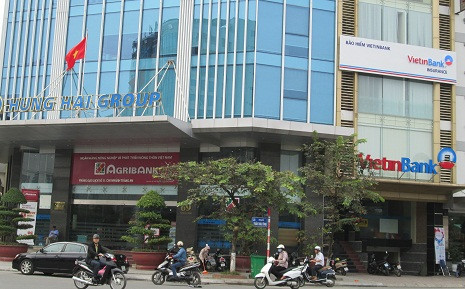 Ngân hàng Agribank và Vietinbank.., chỉ cách nhau vài dãy nhà.